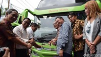 Ditambahkan, dengan melakukan peremajaan unit menggunakan chasis premium ini, adalah langkah PO Gunung Harta mempersiapkan diri dalam perkembangan infrastruktur ke depan. Program ini juga tak lepas dari peran BRI Cabang Martadinata, Kota Malang, dalam mensupport PO Gunung Harta menghadirkan armada berkelas. Foto: DetikOto/M. Aminudin