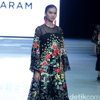 Fashion show Malik Moestaram di Indonesia Fashion Week 2018 ini mengangkat tema Peintures Anciennes di Jakarta Convention Center. Sabtu [31/3/2018]. [Foto: Mohammad Abduh/Wolipop]
