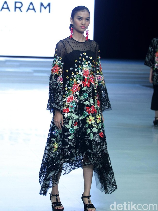 Fashion show Malik Moestaram di Indonesia Fashion Week 2018 ini mengangkat tema Peintures Anciennes di Jakarta Convention Center. Sabtu [31/3/2018]. [Foto: Mohammad Abduh/Wolipop]