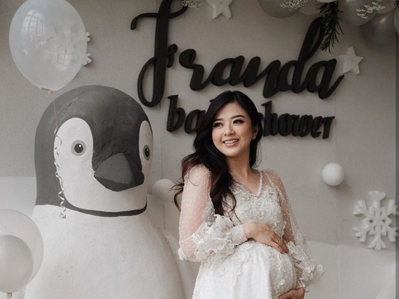 Bahagianya Franda Melahirkan Anak Pertama Secara Normal Bahagianya Franda Melahirkan Anak Pertama Secara Normal