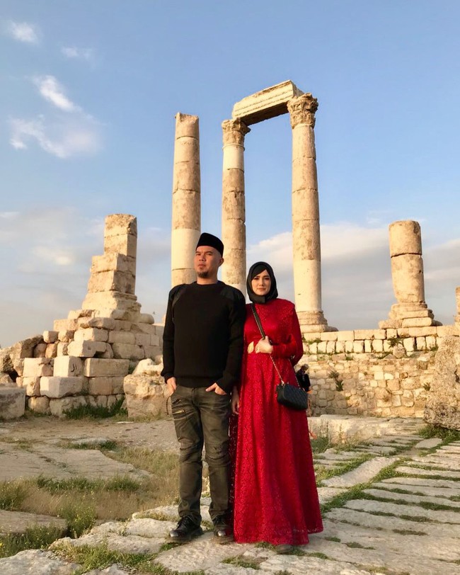 Mulan Jameela tampil stunning dengan dress berwarna merah. Dress tersebut diselumuti cape berbahan lace dengan detail keemasan di bagian pinggang. Foto: Instagram/MulanJameela1