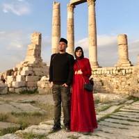 Mulan Jameela tampil stunning dengan dress berwarna merah. Dress tersebut diselumuti cape berbahan lace dengan detail keemasan di bagian pinggang. Foto: Instagram/MulanJameela1