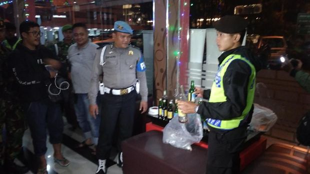 Razia Tempat Karaoke di Garut, Polisi Sita Puluhan Botol Miras