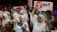 Para ibu-ibu pendukung paslon Khofifah-Emil tak kalah serunya meneriakkan yel..yel.. dukungan/Foto: Zaenal Effendi