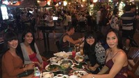 Sering bolak-balik ke Thailand, Melly kali ini bersantai bersama teman-temannya di Khao San Road. Mereka memilih aneka menu khas negeri gajah putih untuk makan malam. Foto: Instagram melly.bradley