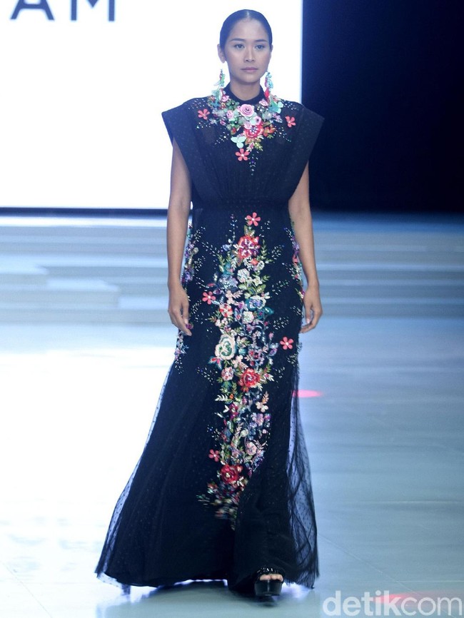 Fashion show Malik Moestaram di Indonesia Fashion Week 2018 ini mengangkat tema Peintures Anciennes di Jakarta Convention Center. Sabtu [31/3/2018]. [Foto: Mohammad Abduh/Wolipop]