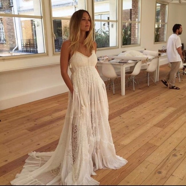 Gaun bergaya bohemian rancangan Chloe mempercantik penampilan Bar Rafaeli di hari pernikahannya yang kasual. Foto: Dok. Instagram