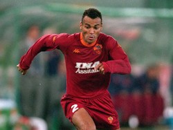 Cafu merupakan salah satu bek sayap terbaik di awal 2000-an. Bek asal Brasil itu pernah dilatih Capello sewaktu berseragam AS Roma. (Foto: Gary M Prior/Allsport)