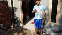 Bona adalah anak ke 6 dari 7 bersaudara, putra pasangan Maman dan Otimah. Bona lulus sekolah Madrasah Tsanawiyah (MTS) Yasrib, di Kampung Tonjong tahun 2013 silam. Selepas lulus MTS Bona tidak melanjutkan sekolah dan ikut dengan kakaknya bekerja di pabrik roti di Palembang. Sepulang dari Palembang, Bona yang lahir dari keluarga kurang mampu ini lebih memilih berdiam diri di rumah. Terkadang dia bantu-bantu mencari uang dengan menjadi kuli bangunan, jika tidak ada kegiatan dia main bersama teman-teman sebayanya. (Foto: Syahdan Alamsyah)