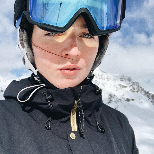 Zavarzina mulai bermain snowboarding sejak berusia 10 tahun di kota kelahirannya Novosibirsk. Ia pun membuat penampilan pertamanya di Kejuaraan Nasional saat berusia 11 tahun, pada tahun 2000. Foto: Instagram
