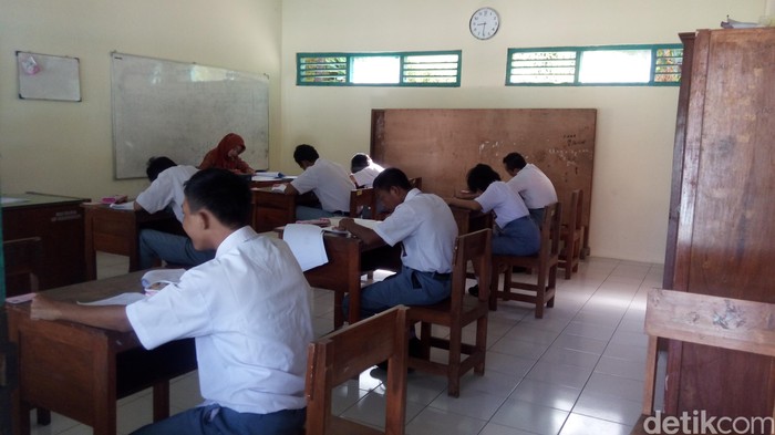 Suasana ujian sekolah di SMA SLB Negeri Ungaran, Selasa (10/4/2018).