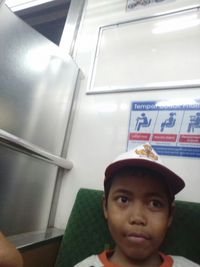 Alpin saat naik KRL.