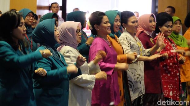 Aksi Iriana Jokowi dan Mufidah Kalla joget Maumere bareng ibu-ibu PKK