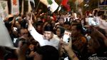 Foto: Begini Gaya Pendukung Cagub Jatim di Luar Arena Debat