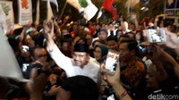 Gus Ipul diantar pendukungnya menuju arena debat Cagub Jatim/Foto: Zaenal Effendi