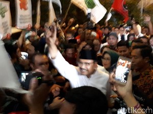 Disambut Yel-yel Pendukung, Gus Ipul-Puti Tiba di Lokasi Debat