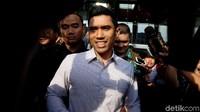 Dalam kasus ini, KPK menetapkan 2 orang tersangka, yaitu Soetikno dan Emirsyah. Soetikno, yang pernah menjadi Dirut PT MRA, diduga memberi suap kepada Emirsyah terkait pengadaan pesawat Airbus SAS dan mesin pesawat Rolls-Royce untuk PT Garuda Indonesia. Suap diberikan Soetikno dalam kapasitas sebagai beneficial owner Connaught International Pte Ltd.