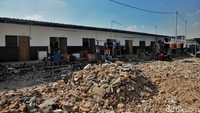 Satu shelter ditempati satu keluarga. Di dalam shelter terdapat dua ruangan yang dibatasi papan tripleks.