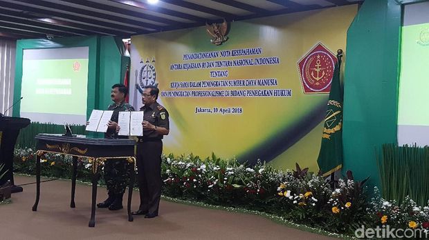  Jaksa Agung dan Panglima TNI menandatangani MoU di Kejaksaan Agung, Selasa (10/4/2018)