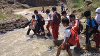 Mayoritas siswa enggan memilih jalur memutar menuju jembatan gantung yang menghubungkan antara Dusun Pagedangan dengan Dusun Pon. Jarak yang jauh menjadi salah satu alasannya. (Foto: Sudirman Wamad/detikcom).
