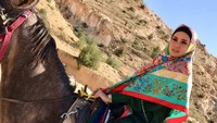 Ahmad Dhani dan Mulan berkuda di kawasan Petra. Kawasan Petra memang berada di tengah gurun pasir. ( mulanjameela1/ Instagram)      