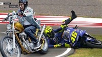 Di dalam balapan, Valentino Rossi terjatuh setelah gagal mengatasi manuver Jokowi di lap ke-20. (Foto: Twitter @mrsuharno7)