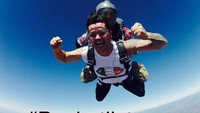 Jiwa petualangan Danny memang tidak bisa disembunyikan. Saat ulang tahunnya tahun 2016 lalu, Danny melakukan sky diving yang jadi salah satu bucketlist-nya. (@TheScript_Danny/Twitter)