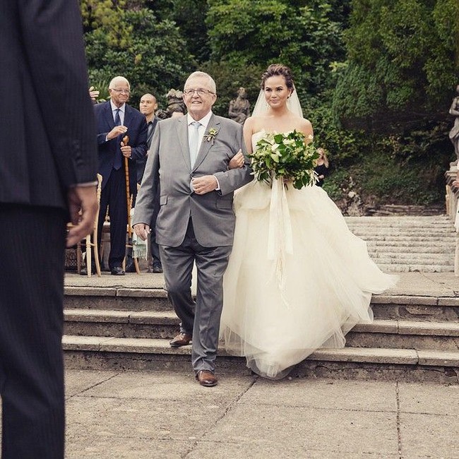 Chrissy Teigen menikah dalam balutan ballgown Vera Wang yang klasik nan timeless. Foto: Dok. Instagram