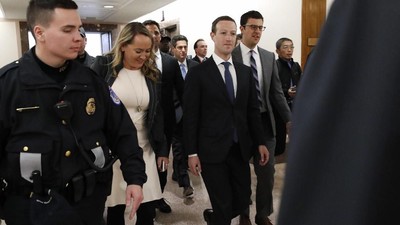 Penampakan Langka Zuckerberg Berjas Lengkap dan Dijaga Ketat