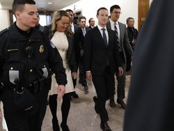 Lika Liku Zuckerberg, Dulu Pahlawan Kini Berperang