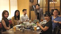 Genk rumpi, long time no see, tulis Melly di keterangan foto ini. Mereka nampak asyik melahap suki di sebuah restoran Jepang di mall. Foto: Instagram melly.bradley