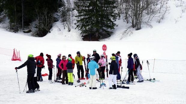 Traveler bersiap main ski (Wahyu/detikTravel)