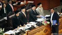 Wakil Ketua Komisi VII dari Fraksi Demokrat Herman Khaeron menyerahkan pandangan fraksi mengenai pembahasan RUU tentang Minerba dan Sumber Daya Air.