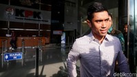 Indra sendiri datang ke KPK sekitar pukul 10.00 WIB. Ia tidak memberi keterangan apa pun saat tiba.
