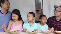 Tak cuma main, kayaknya Indra juga sekalian numpang makan. Duh makan apa itu ya pakai kerupuk juga? Foto: instagram @indraherlambang