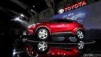 Penjualan C-HR hybrid lebih laris dari varian non hybrid. Dalam data wholesales Gaikindo, sepanjang Januari - Juni 2022, C-HR non hybrid tidak terdistribusi lagi, sementara varian hybridnya sudah terkirim sebanyak 31 unit. Sedangkan tahun lalu, C-HR non hybrid hanya terdistribusi sebanyak 23 unit. Populasinya kalah dari C-HR hybrid dengan angka pengiriman 157 unit. Foto: Ari Saputra