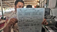 Petugas menunjukkan Karta Keluarga lama (bawah) dan Karta Keluarga baru (atas). Kartu Keluarga lama masih beralamat di Jalan Pasar Ikan Akuarium. Sementara Kartu Keluarga yang baru beralamat di Shelter Akuarium.