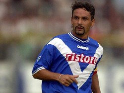 Membela Juventus sejak 1990, Roberto Di Baggio dijual ke AC Milan pada 1995 seharga 7,6 juta euro. Penjualannya sempat diprotes fans Juventus karena ia turut menyumbang gelar Serie A, Piala UEFA, dan Coppa Italia. Dua musim di Milan, ia hanya meraih satu trofi Serie A. (Foto: Grazia Neri/ALLSPORT)