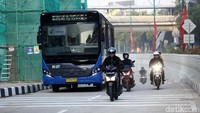 Bus TransJakarta melintas di Underpass Mampang.