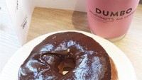 Sebagai camilan, Dena memilih makan donat cokelat dan segelas kopi hangat. Netizen : Nampak endes surendes. Foto: instagram @denarachman