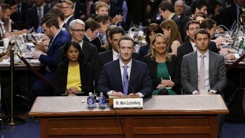 Bisa dibilang Facebook kini sedang menghadapi masalah besar yang belum sepenuhnya terselesaikan. Tapi tentu Zuck bisa diandalkan untuk melaluinya. Kejayaan Facebook telah membuat kaya dan terkenal. Harta terkininya lebih dari USD 61 miliar, sekitar Rp 854 triliun. Foto: REUTERS/Alex Brandon/Pool