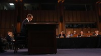 Keberadaan alas duduk atau booster seat ini menjadi sorotan media juga publik. Banyak foto Zuckerberg saat duduk di atas alas duduk itu diunggah ke media sosial. Foto: REUTERS/Leah Millis