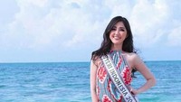 Potret sang Puteri Indonesia dengan latar perairan bersih yang biru kehijauan (soniafergina/Instagram)