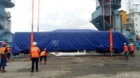 Keenam gerbong pun langsung dipindahkan dari kapal dalam kondisi tertutup untuk selanjutnya dirangkai.