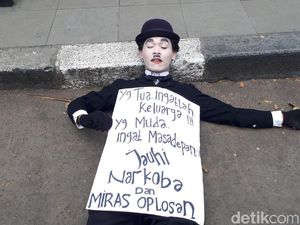 Melihat Aksi Pantomim Jauhi Miras Oplosan di depan Gedung Sate