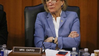 Senator Capito terlihat serius mendengar penjelasan bos Facebook. Foto: Reuters