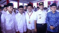 Anies hadir mengenakan seragam dinas Pemprov DKI dan Sandi mengenakan seragam khas Gerindra. Rakornas Gerindra juga dihadiri cagub Jateng Sudirman Said dan Ketum PAN Zulkifli Hasan. (Foto: Twitter @Fadlizon)