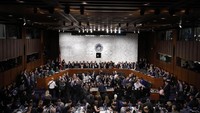 Zuckerberg ditanyai oleh 44 Senator AS di Capitol Hill soal 87 juta data pelanggan Facebook yang bocor. Momen ini menjadi sorotan media dan publik. Foto: REUTERS/Aaron P. Bernstein