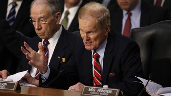 Senator Nelson saat mengajukan pertanyaan ke Zuckerberg. Foto: Reuters