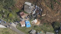 Kepolisian setempat menyebut 3-4 rumah warga tertimbun longsor. (Foto: KYODO via Japan Times)